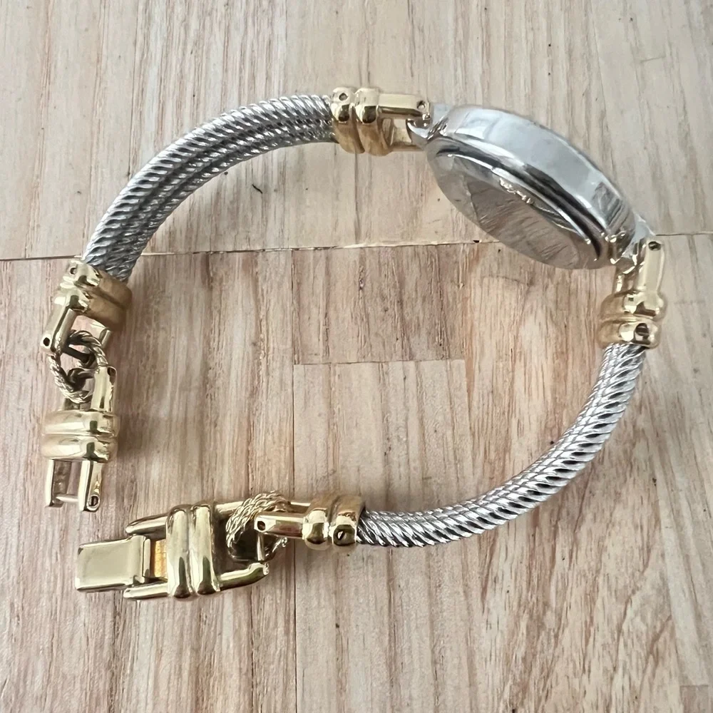 Warner Bros. Looney Tunes Michigan J Frog ladies bracelet watch NEW BATTERY
